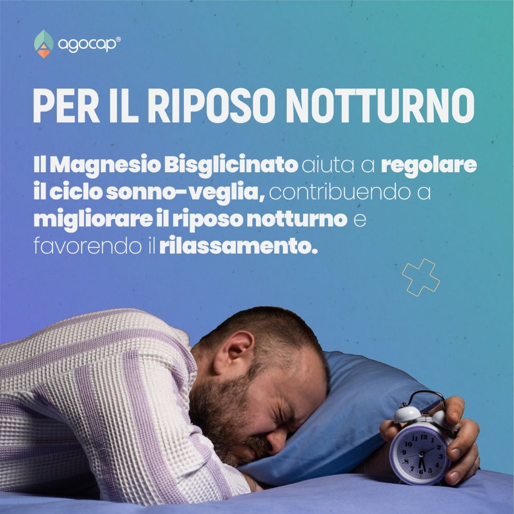 Uomo a letto con sveglia. Testo: PER IL RIPOSO NOTTURNO. Magnesio Bisglicinato aiuta a regolare il ciclo del sonno.