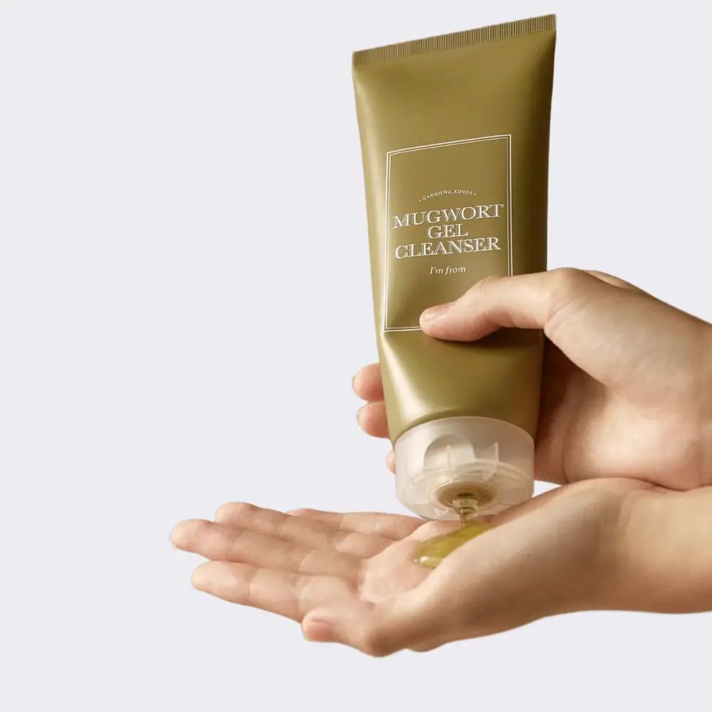 Tubo verde, gel versato nella mano. Scritta: MUGWORT GEL CLEANSER, I'M FROM.