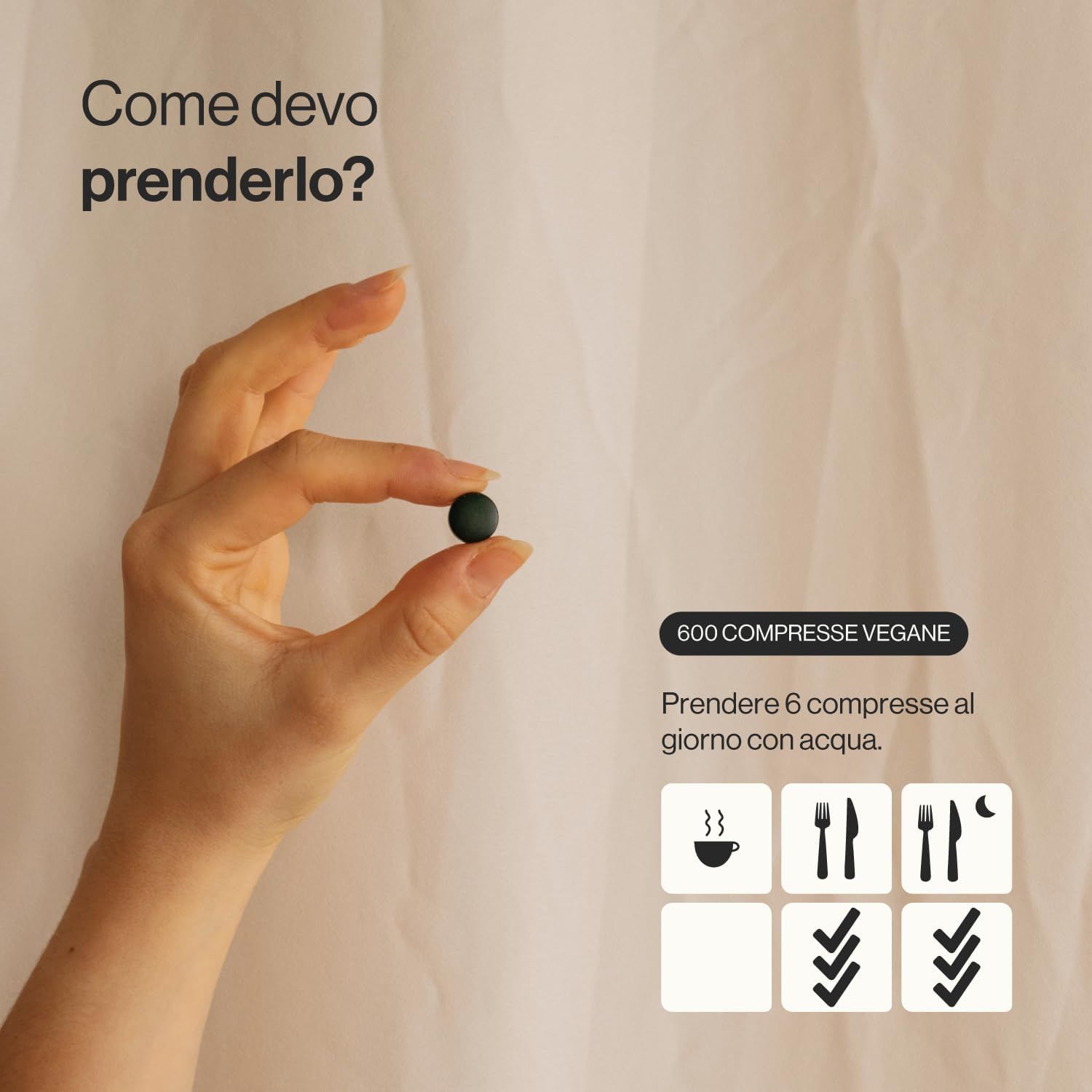 Mano che tiene una compressa di spirulina. Testo: 600 COMPRESSE VEGANE. Prendere 6 compresse al giorno con acqua.