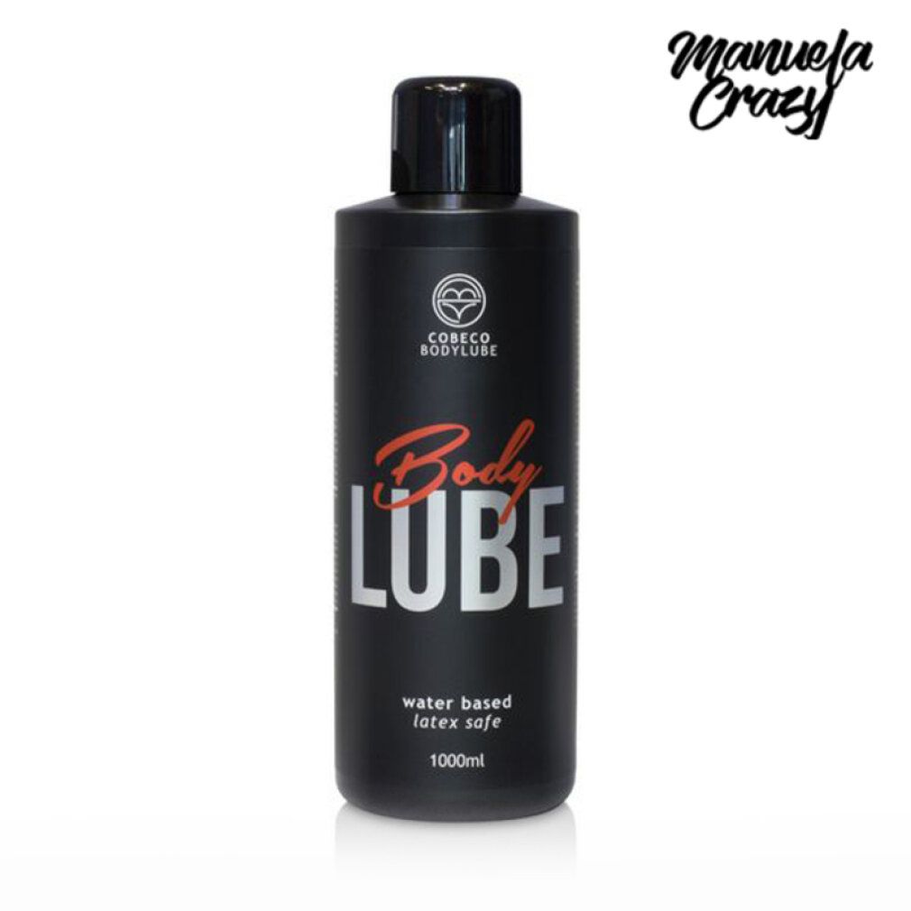 Flacone nero con tappo nero. Scritta: Body Lube, a base d'acqua, senza lattice, 1000 ml. Logo: Cobeco Bodylube. Extra: Manuela Crazy.