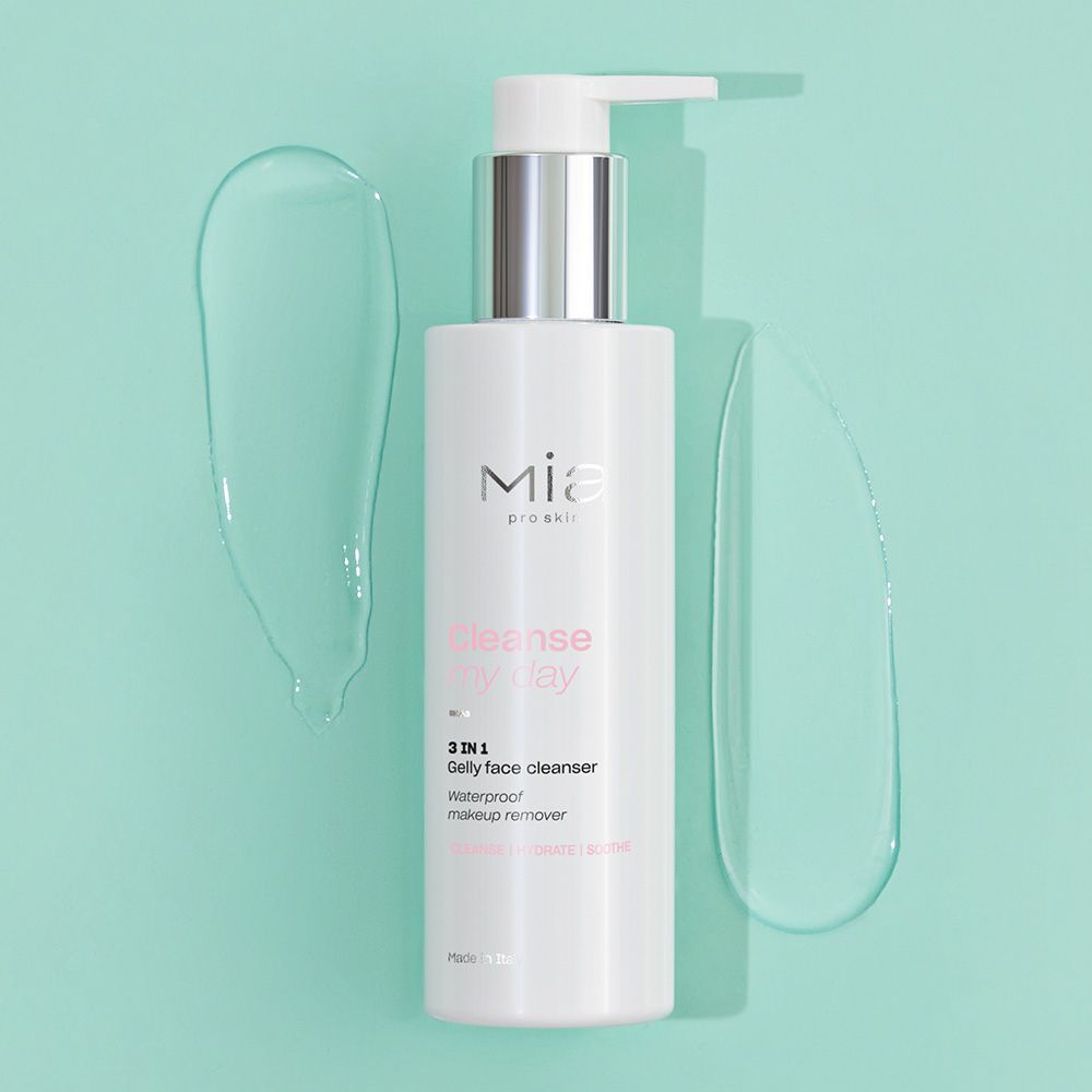 Flacone bianco con dosatore e texture gel. Scritta: Mia, Cleanse my day, 3 in 1, detergente viso in gel, waterproof, struccante.