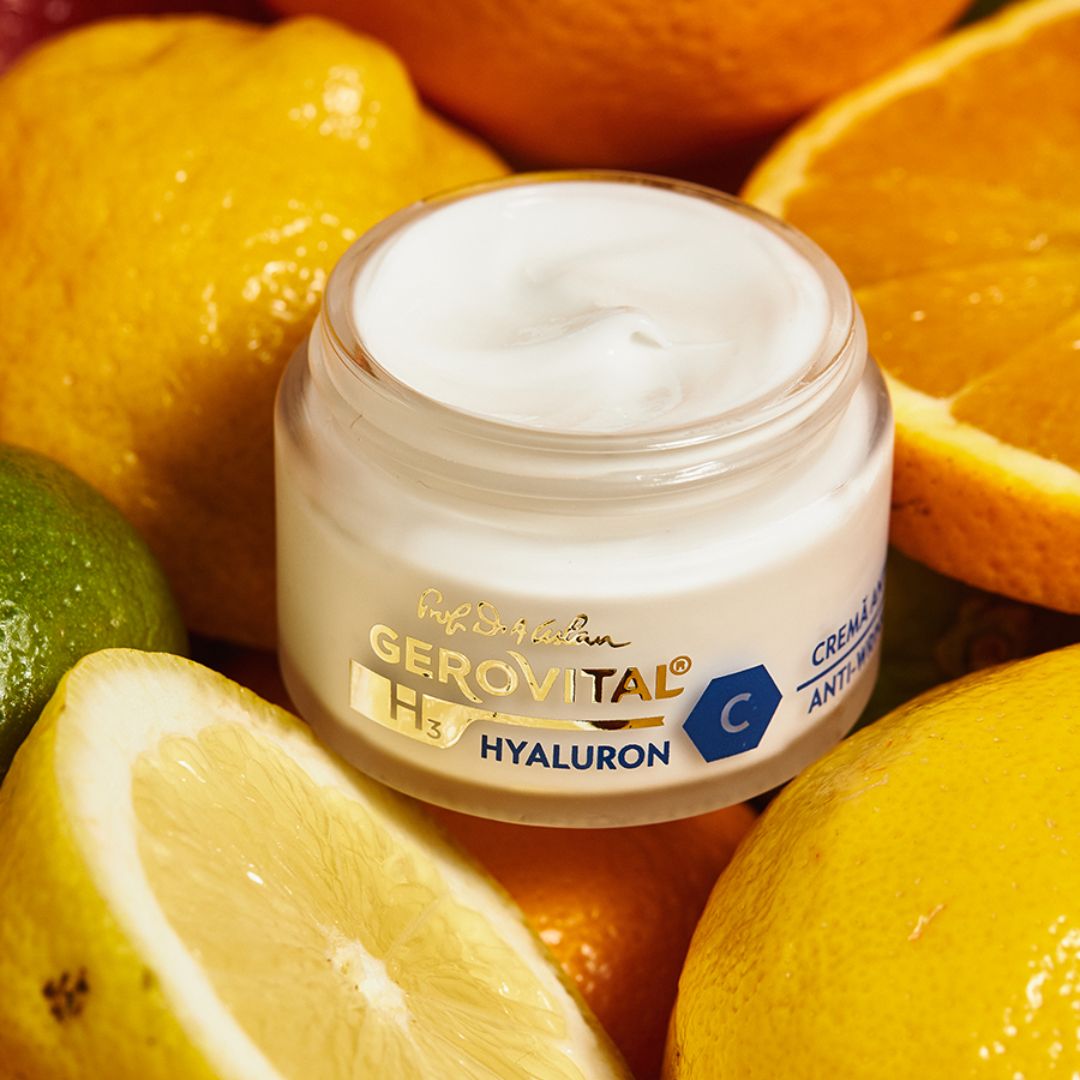 Vasetto di crema con crema, circondato da agrumi. Scritta: Gerovital H3 Hyaluron C. Crema antirughe.