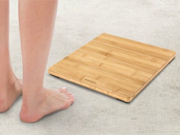 Piedi su una bilancia in bambù. Effetto legno. Logo Soehnle.
