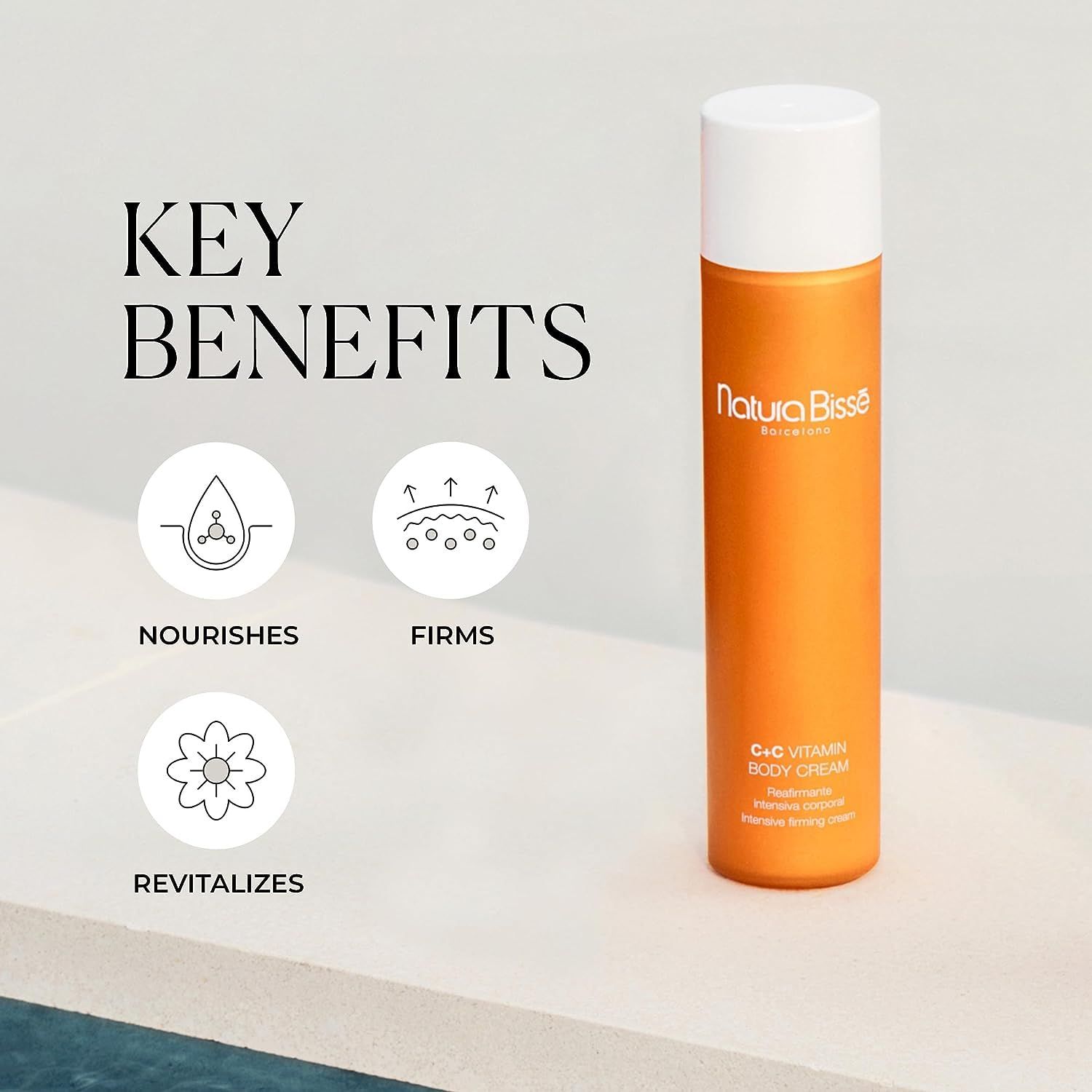 Tubo di crema corpo arancione con tappo bianco. Testo: Natura Bissé, C+C Vitamin Body Cream. Icone: Nutre, Rassoda, Rivitalizza.