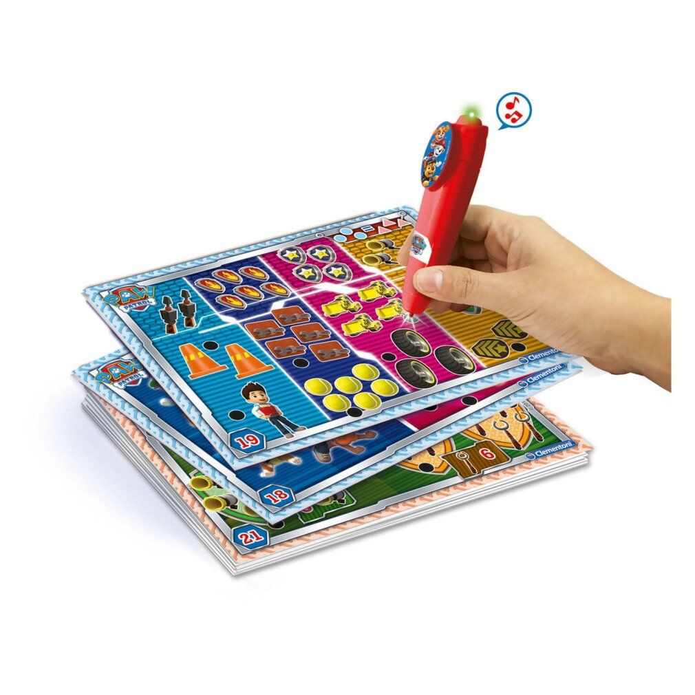 Schede di gioco con motivi Paw Patrol. Penna rossa tenuta in mano. Scritte: Clementoni, Paw Patrol.