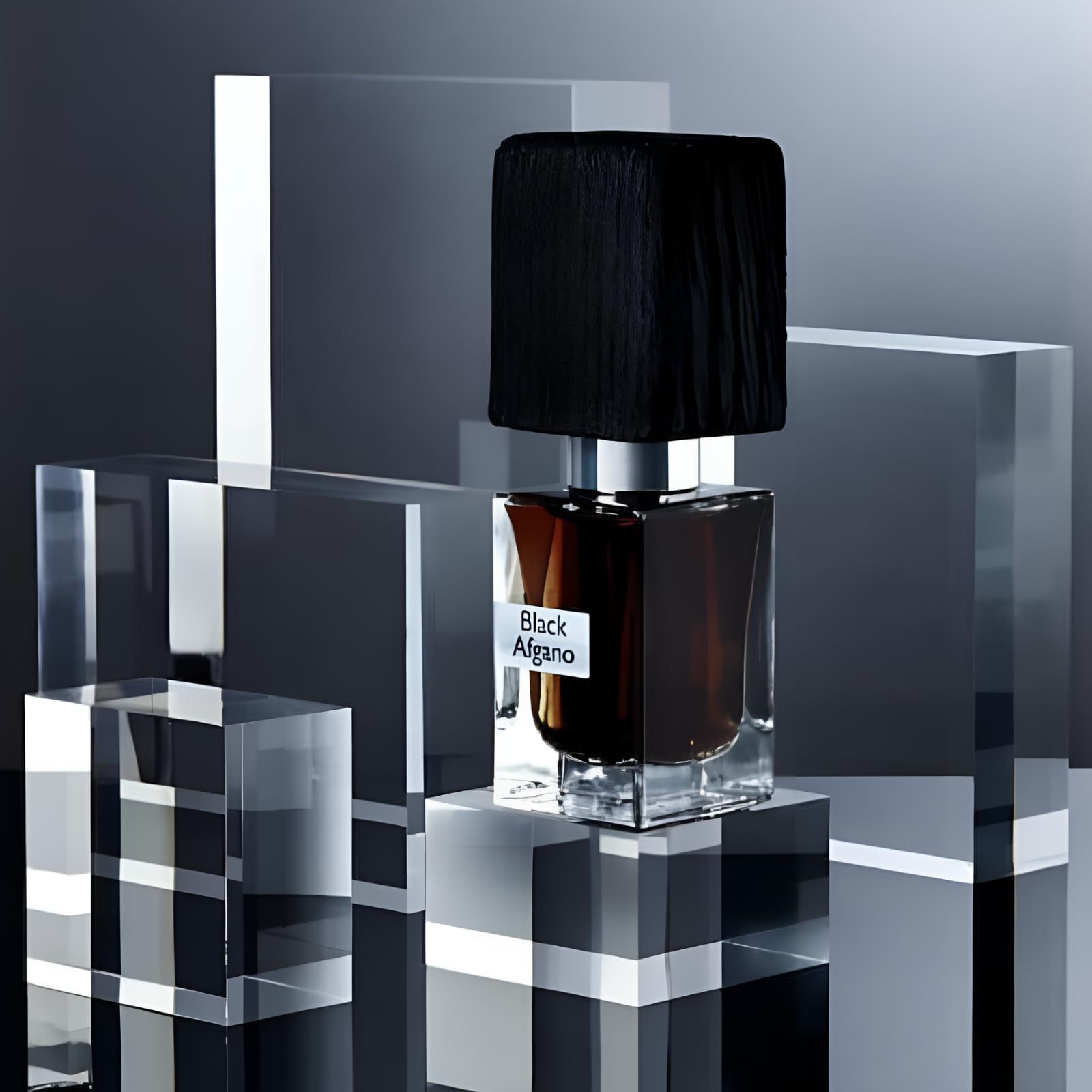 Nasomatto Black Afgano Eau de Parfum Unisex su blocchi trasparenti.