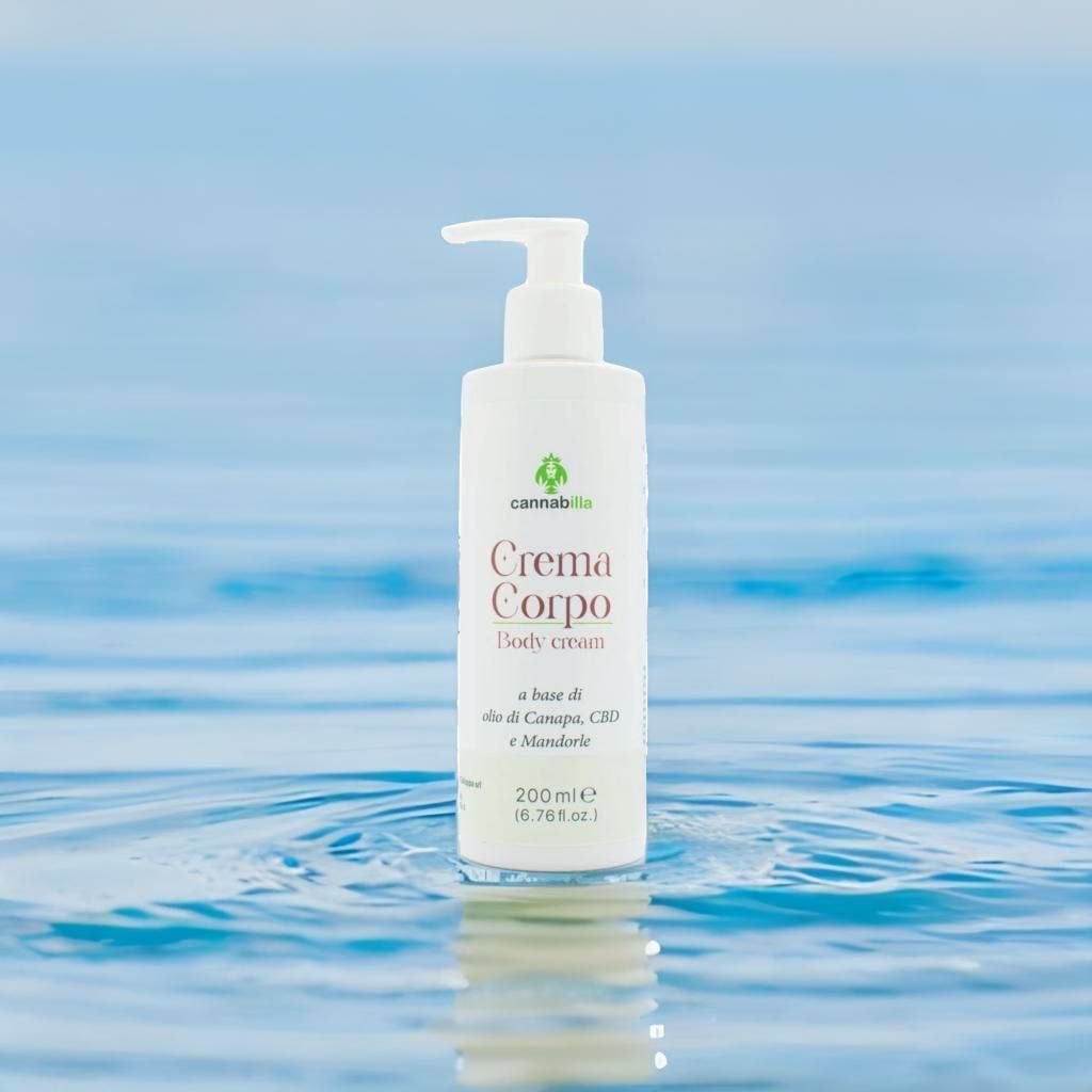 Flacone bianco con dosatore. Scritta: Crema Corpo, Body cream. Contiene olio, CBD e mandorle. 200 ml. Posto sull'acqua.