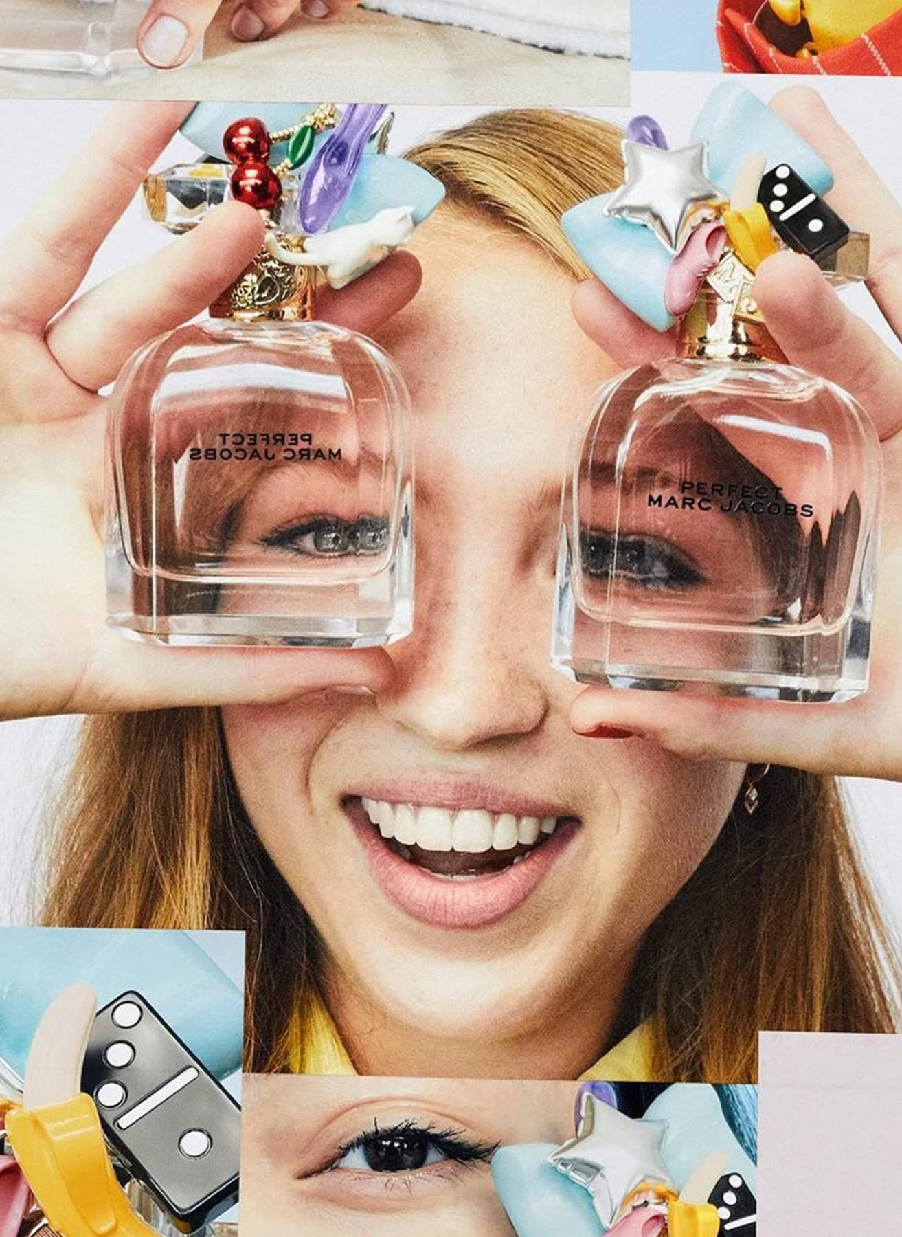 Due flaconi di profumo con tappo. Liquido rosa, collo dorato, tappo con stella, banana, domino. Donna tiene i flaconi davanti agli occhi.