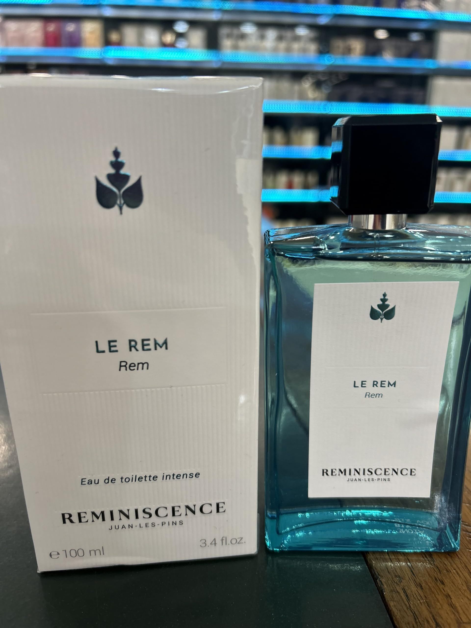 Flacone turchese con tappo nero e confezione bianca. Scritta: Le Rem, Reminiscence.