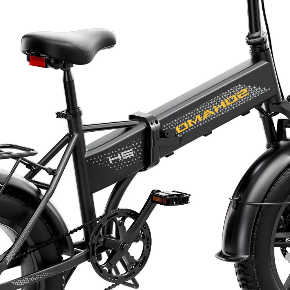 Dettaglio e-bike. Colore nero, pedali, pedivella e manubrio.