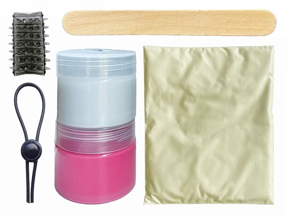 Set con pettine nero, spatola in legno, contenitore bicolore (rosa e bianco) e sacchetto.