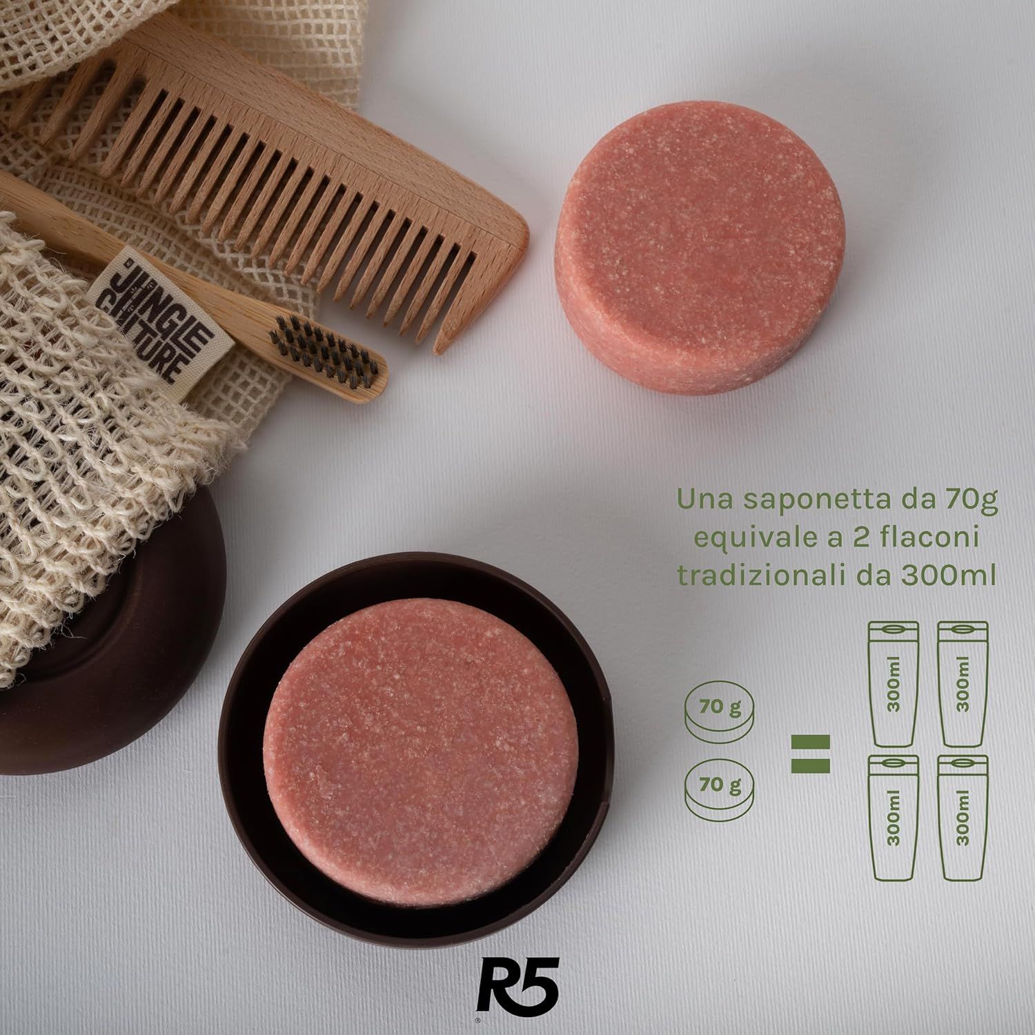 Shampoo solido rotondo rosa in un portasapone. Accessori: pettine, spazzolino. Testo: 70g equivalgono a 2 flaconi da 300ml. Logo R5.