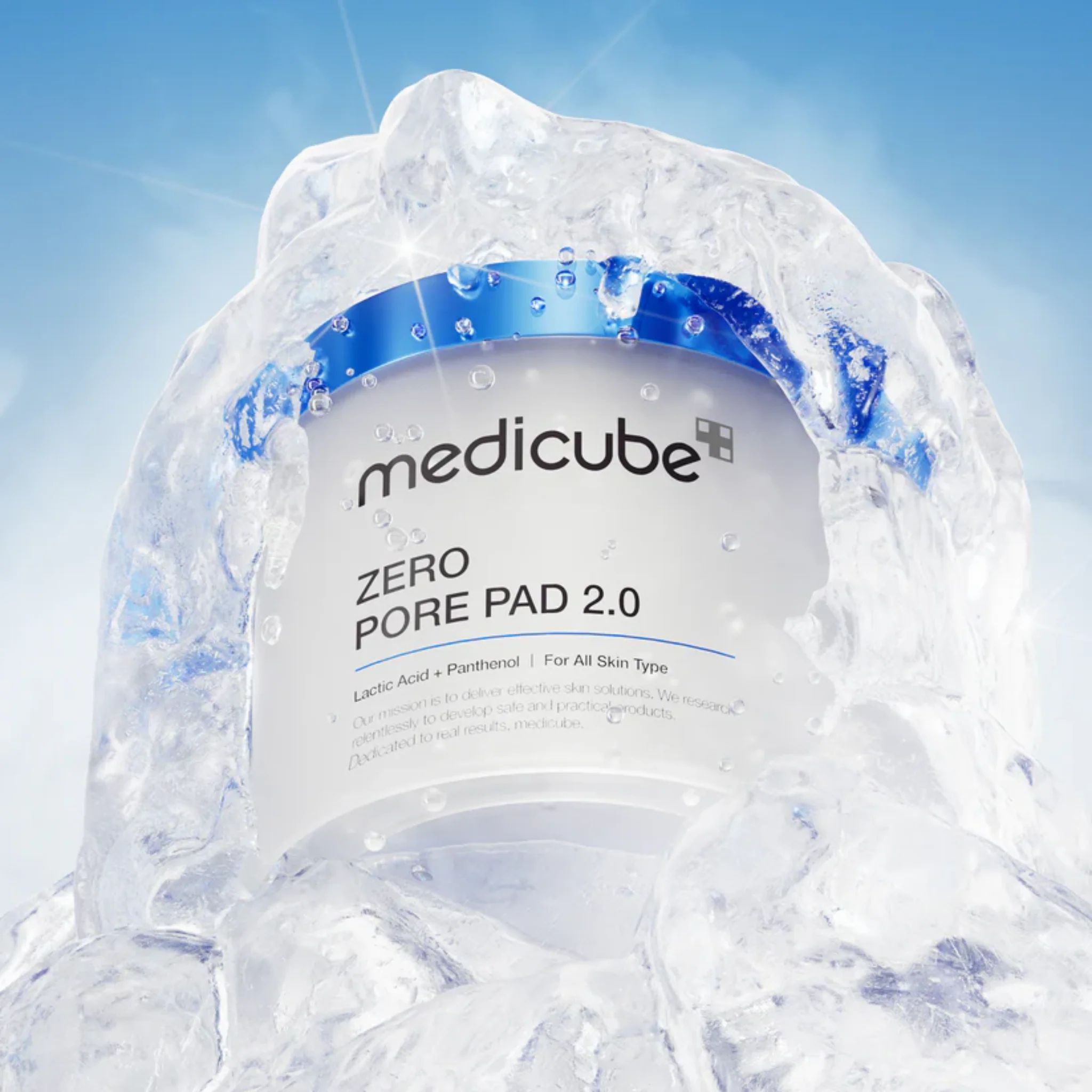 Contenitore bianco con coperchio blu nel ghiaccio. Scritte: medicube, ZERO PORE PAD 2.0. Testo su ingredienti e tipo di pelle.