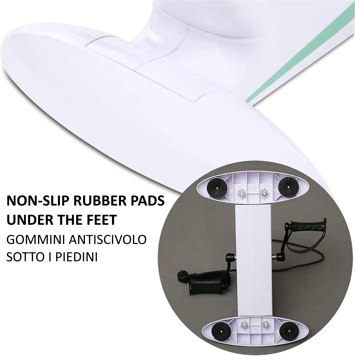 Primo piano della parte inferiore del dispositivo. Gommini antiscivolo neri. Testo: NON-SLIP RUBBER PADS UNDER THE FEET.