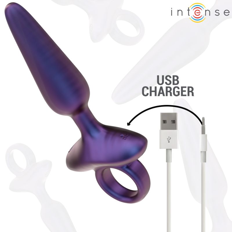 Plug anale viola con anello e cavo di ricarica USB. Marchio: Intense. Mostrato con accessori.
