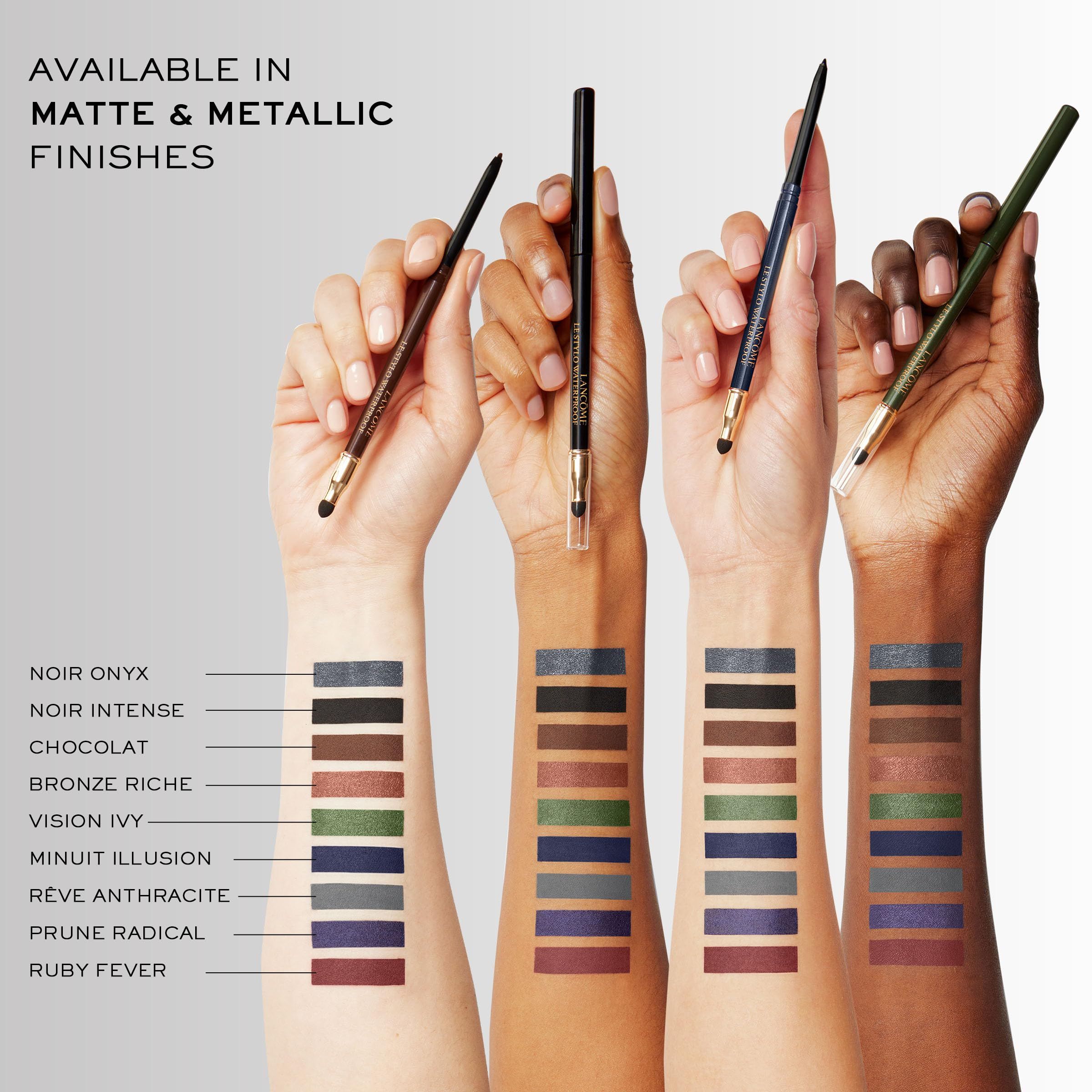 Braccia con diversi colori di eyeliner Lancôme Le Stylo Waterproof. Campioni di colore sulla pelle, nomi dei prodotti.