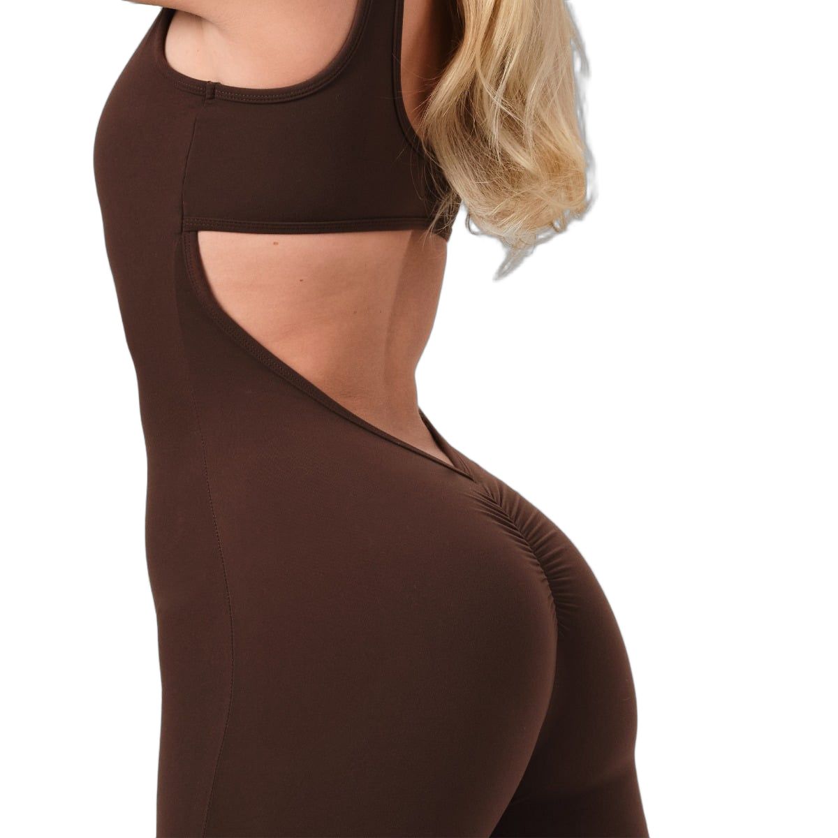 Tuta marrone scuro da donna, senza maniche, con scollatura posteriore profonda e dettaglio arricciato sui glutei.