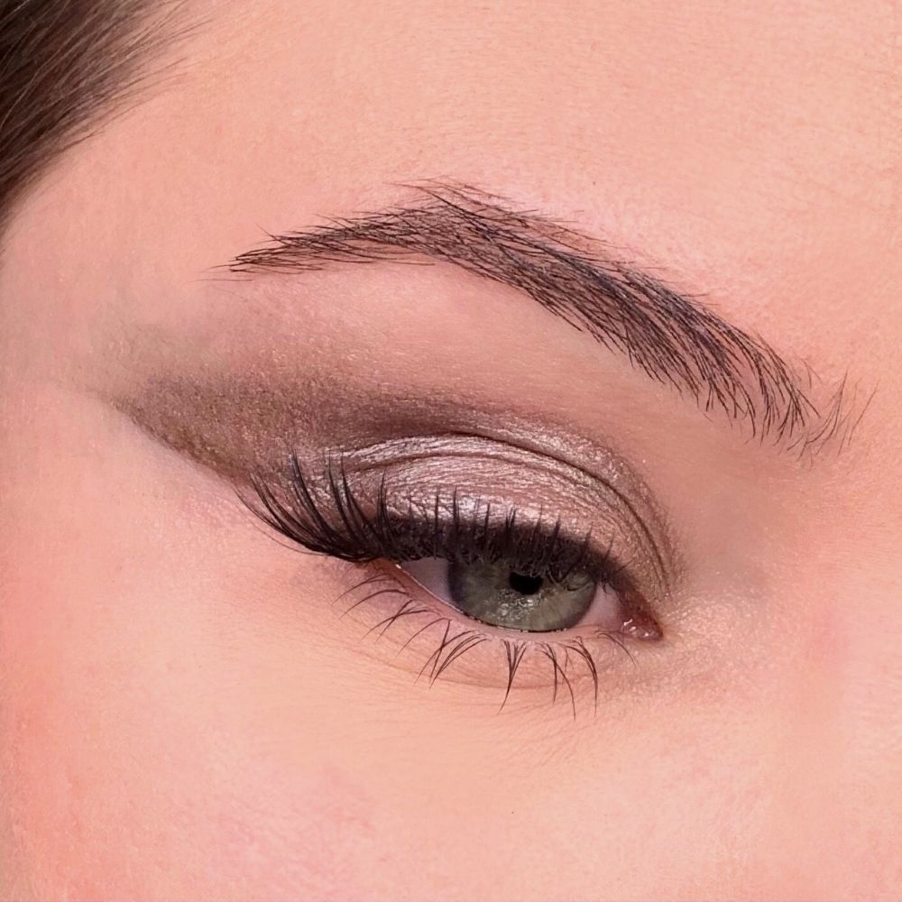 Occhio con ombretto. La palpebra superiore è coperta di ombretto. Ciglia e sopracciglia visibili.