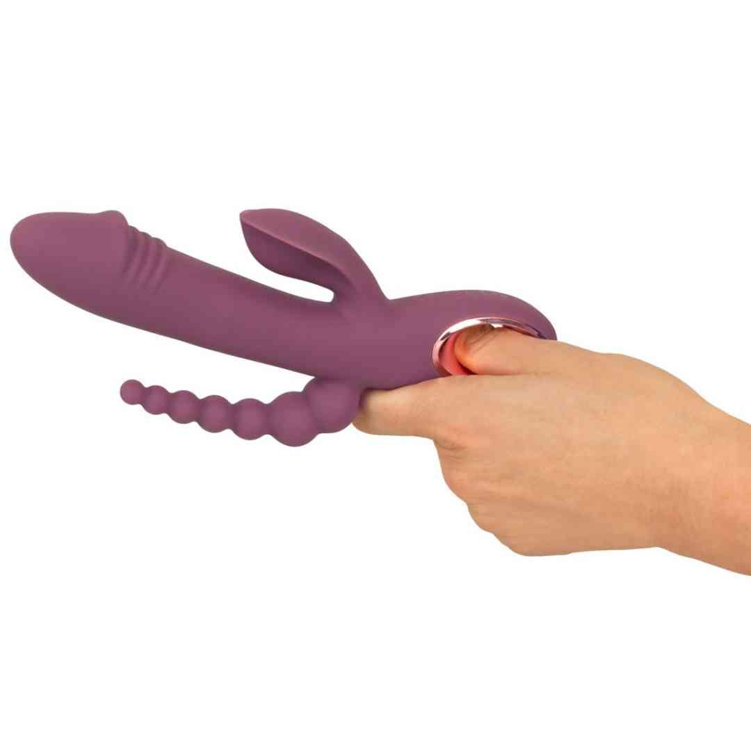 Vibratore viola con testa a coste, orecchie flessibili e coda perlinata, tenuto in mano.