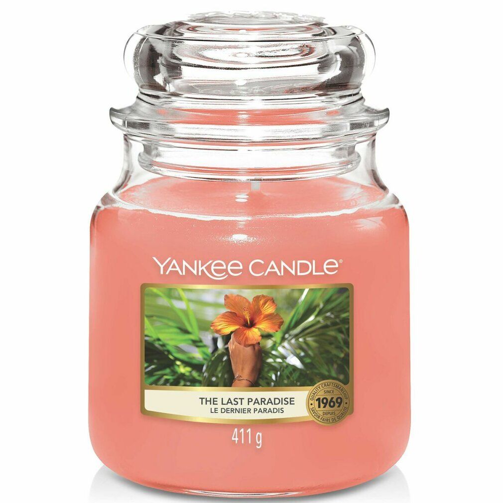 Yankee Candle Medium The Last Paradise. Candela rosa in vaso con coperchio. Etichetta con fiore e palme. 411g.