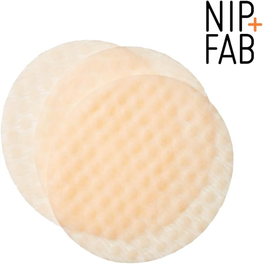 Nip+Fab Vitamin C Fix Pads. Tre dischetti rotondi. Colore chiaro, superficie perforata. Su sfondo bianco.
