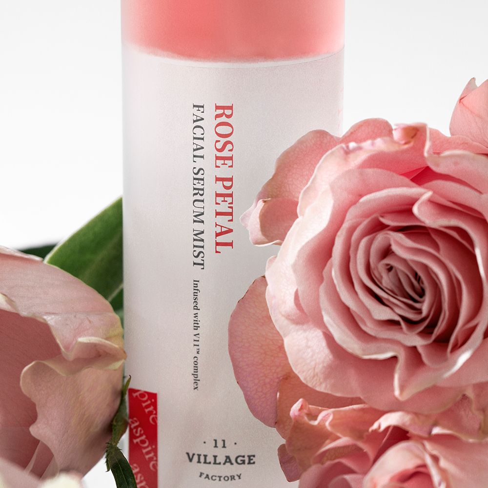 Primo piano del siero viso con rose. Scritta: ROSE PETAL FACIAL SERUM MIST.