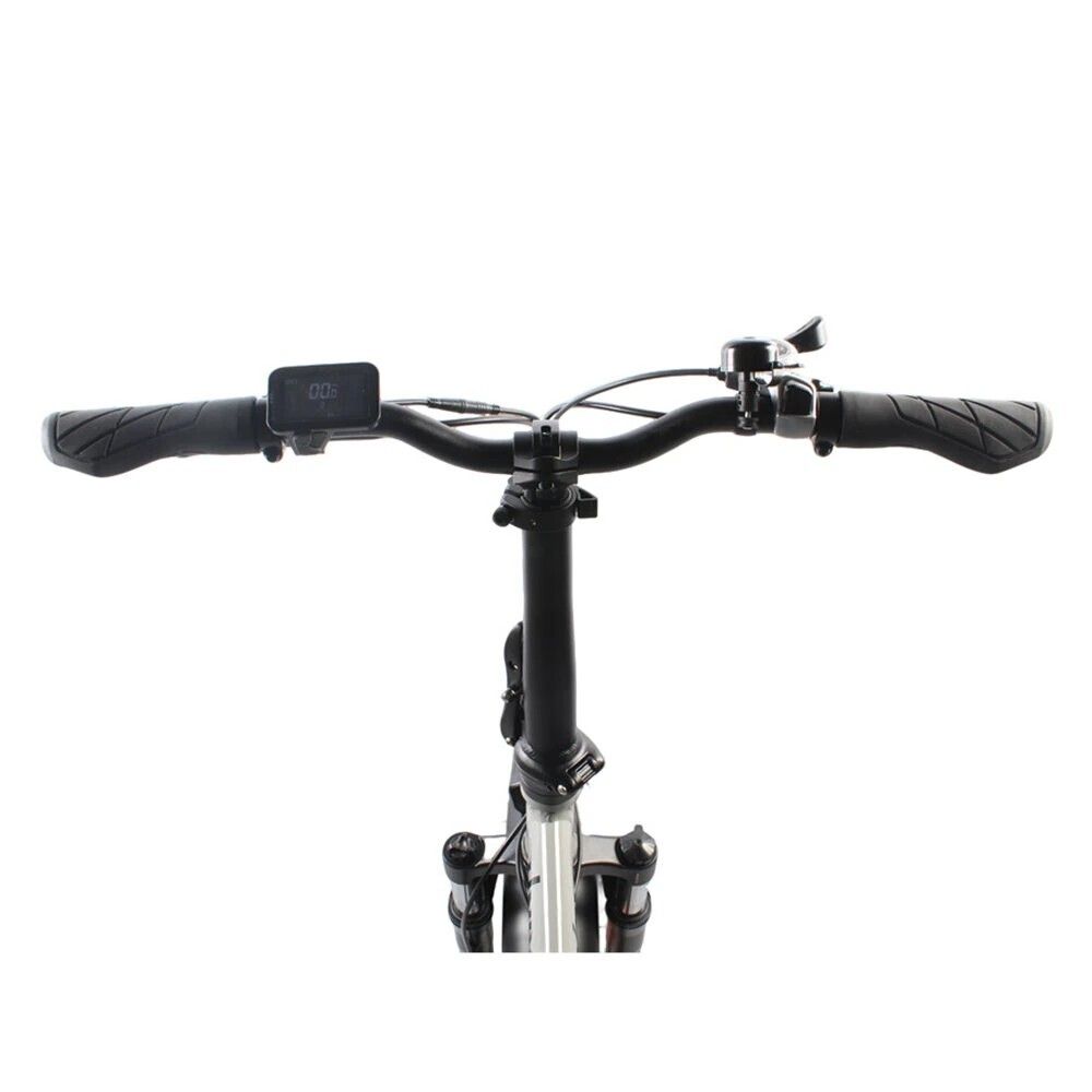 Primo piano del manubrio di una bici elettrica nera. Manopole, campanello e display visibili. Il telaio è argentato.