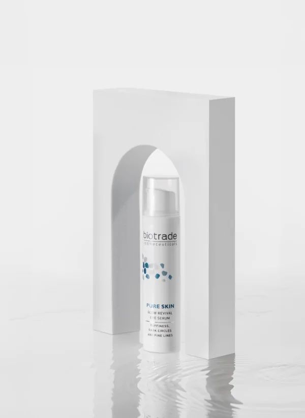 Prodotto bianco in arco bianco, logo Biotrade, Pure Skin Glow Revival Eye Serum, contro borse, occhiaie e rughe sottili.