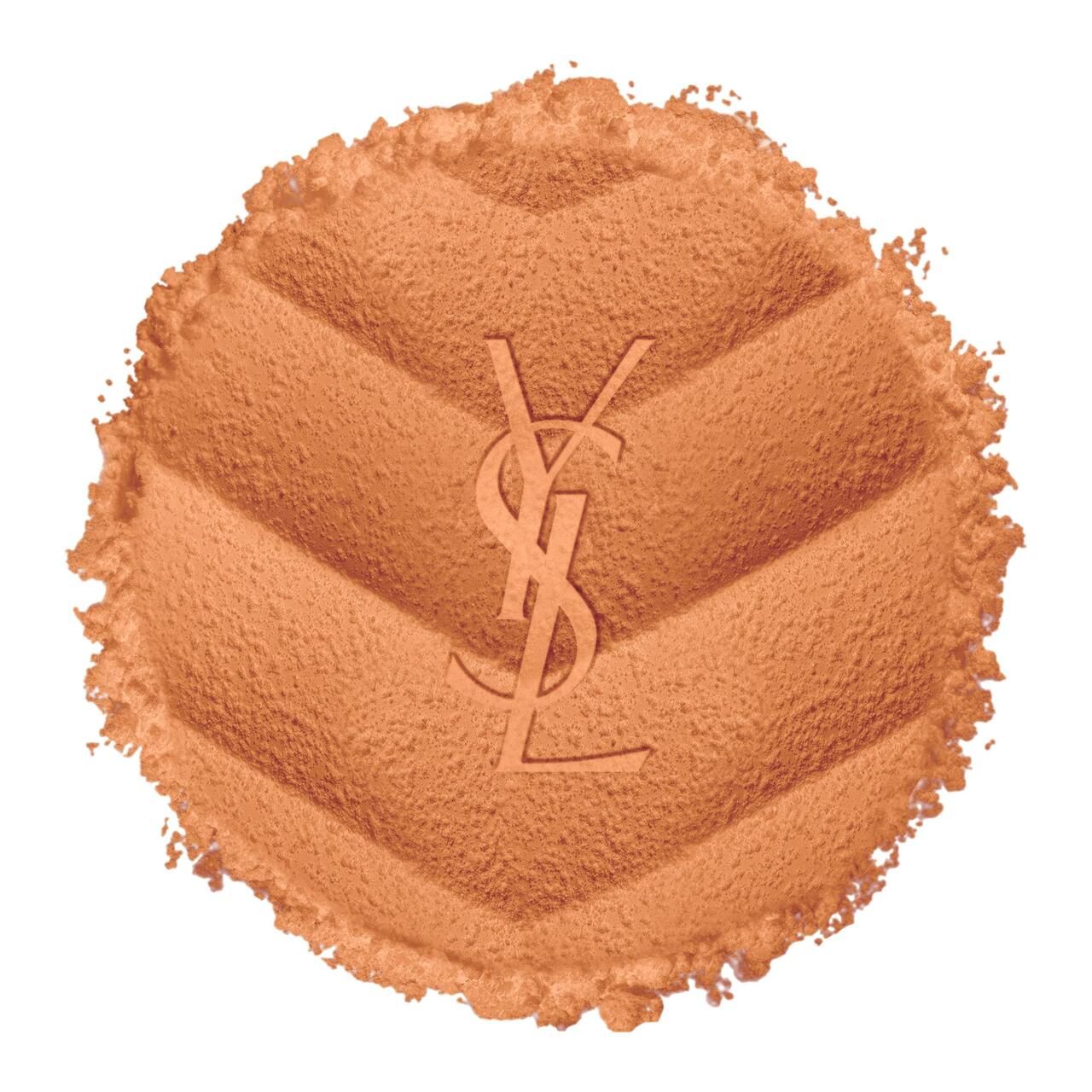 Polvere chiara con logo YSL. Logo YSL in rilievo sulla polvere. Texture chiara e polverosa con logo in rilievo.