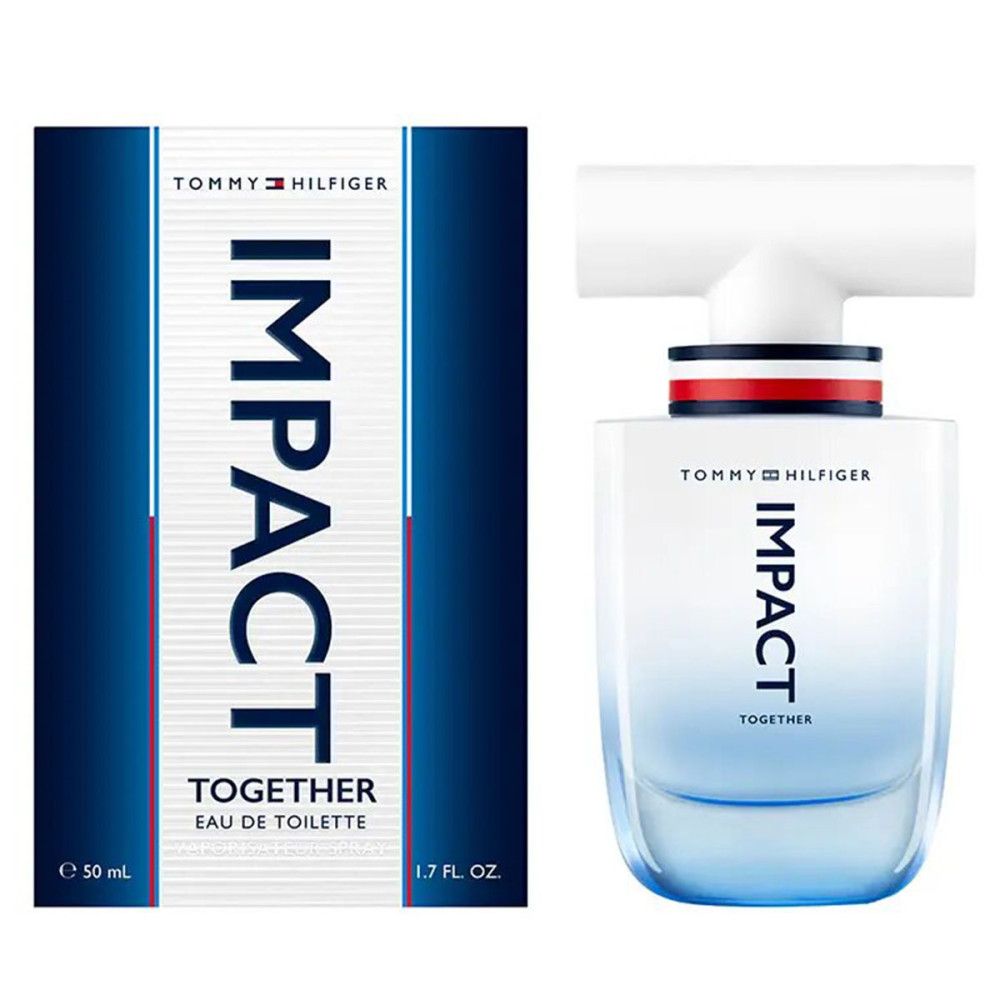 Flacone di profumo e confezione. Flacone: azzurro chiaro, tappo bianco. Confezione: blu. Scritta: IMPACT TOGETHER. Marchio: Tommy Hilfiger.