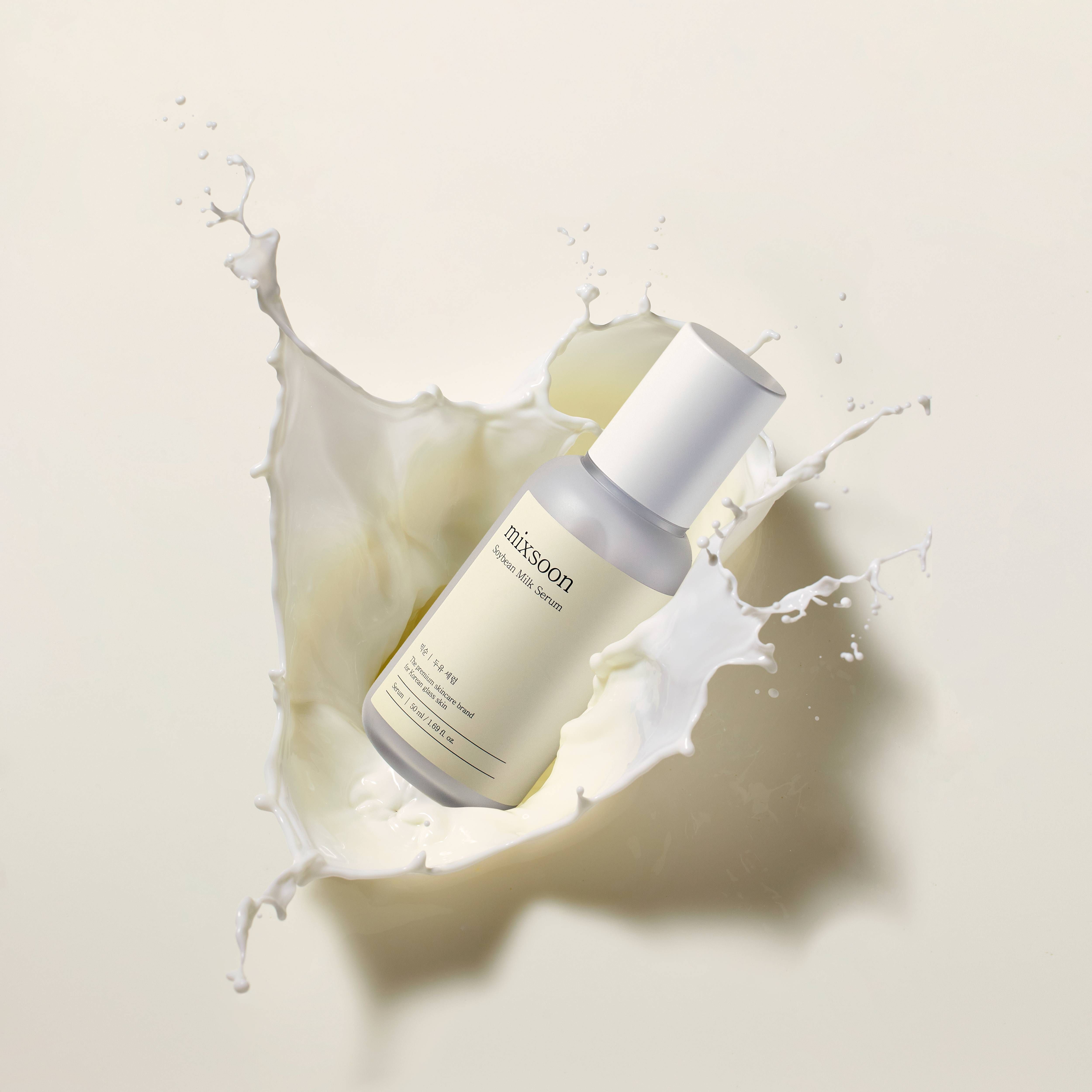 Flacone di siero in uno schizzo di latte. Scritta: mixsoon Soybean Milk Serum. Tappo bianco.