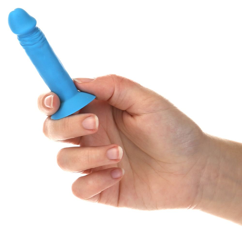 Mini dildo blu con ventosa, tenuto in mano. Il dildo ha una superficie scanalata.
