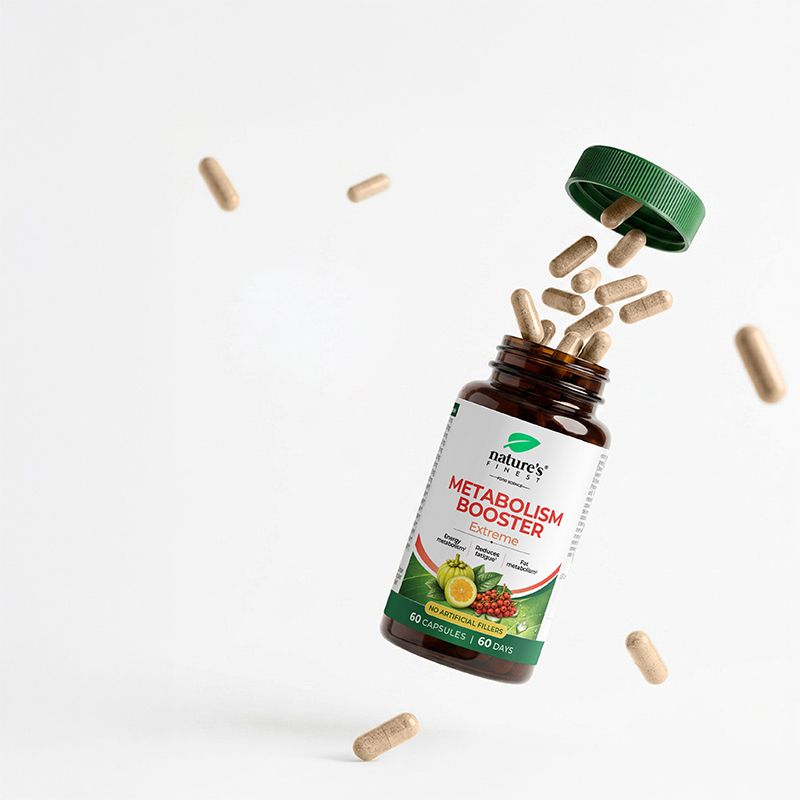 Bottiglia marrone con tappo verde, capsule che volano fuori. Etichetta 'Nature's Finest Metabolism Booster Extreme'.