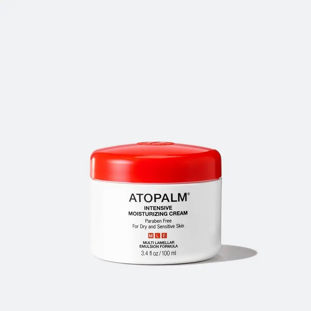 Vasetto bianco con coperchio rosso. Scritta: ATOPALM INTENSIVE MOISTURIZING CREAM. Per pelli secche e sensibili. Formula MLE.
