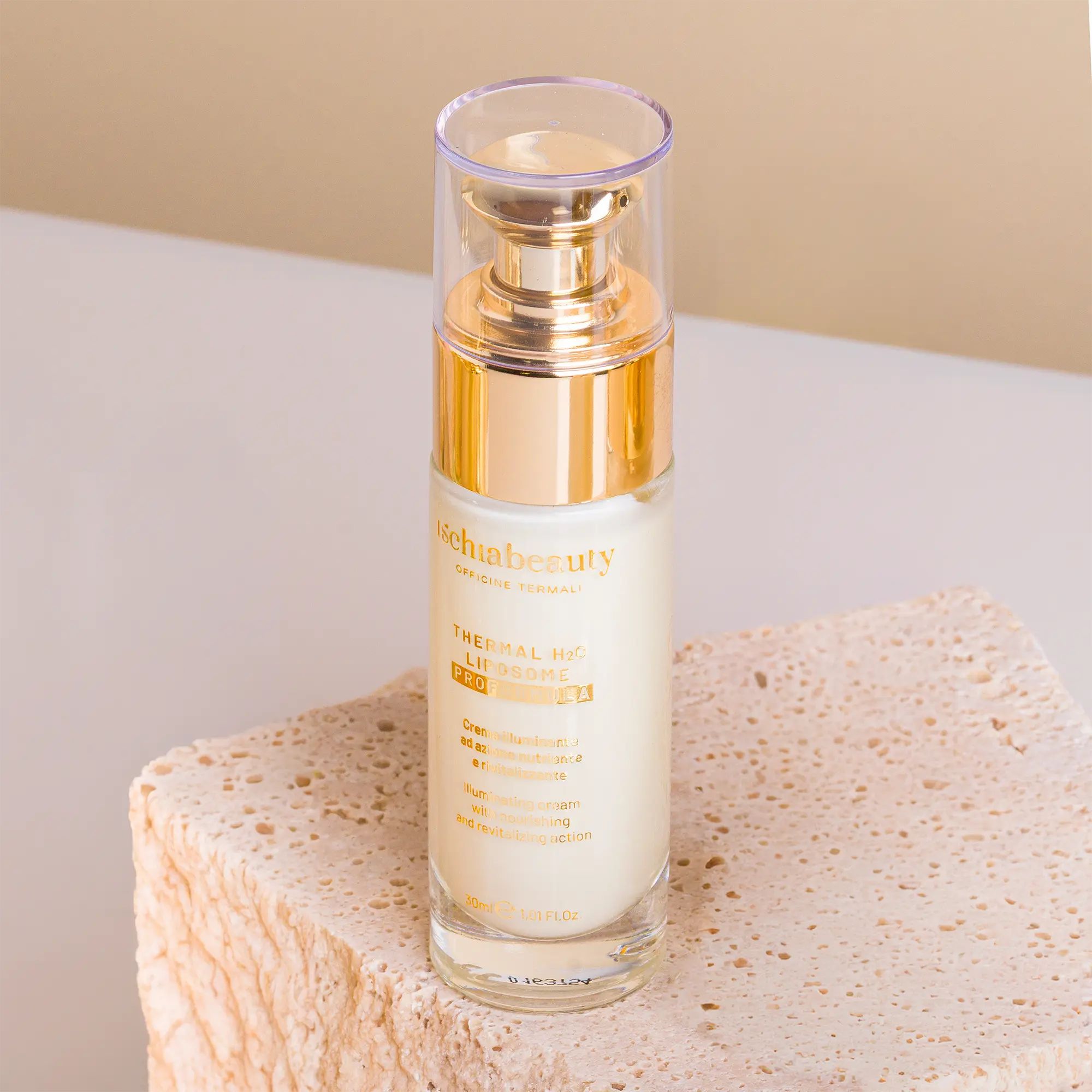 Flacone crema ischiabeauty con tappo dorato. Scritta: Thermal H2O Liposome Proformula. Posizionato su un blocco di pietra.