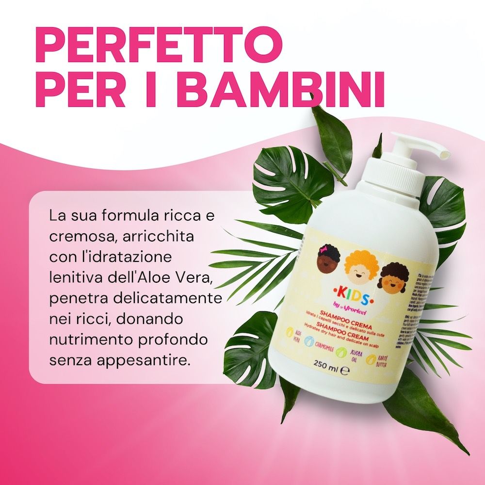 Flacone bianco AfroRicci Kids Shampoo Crema con dosatore. Sfondo rosa con testo e foglie verdi. « Perfetto per i bambini ».