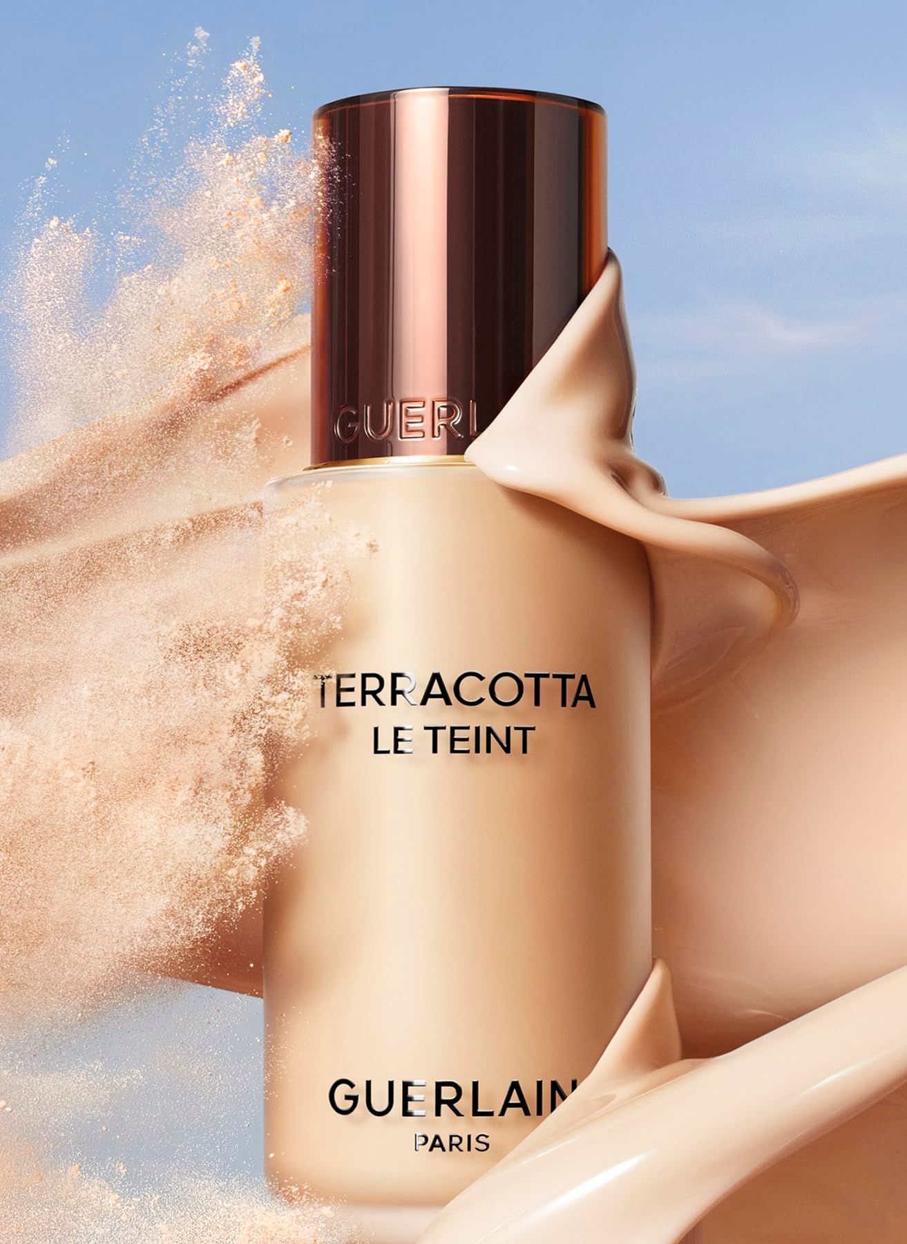 Flacone Guerlain Terracotta Le Teint circondato dal prodotto. Tappo color rame. Testo: Guerlain, Terracotta Le Teint.