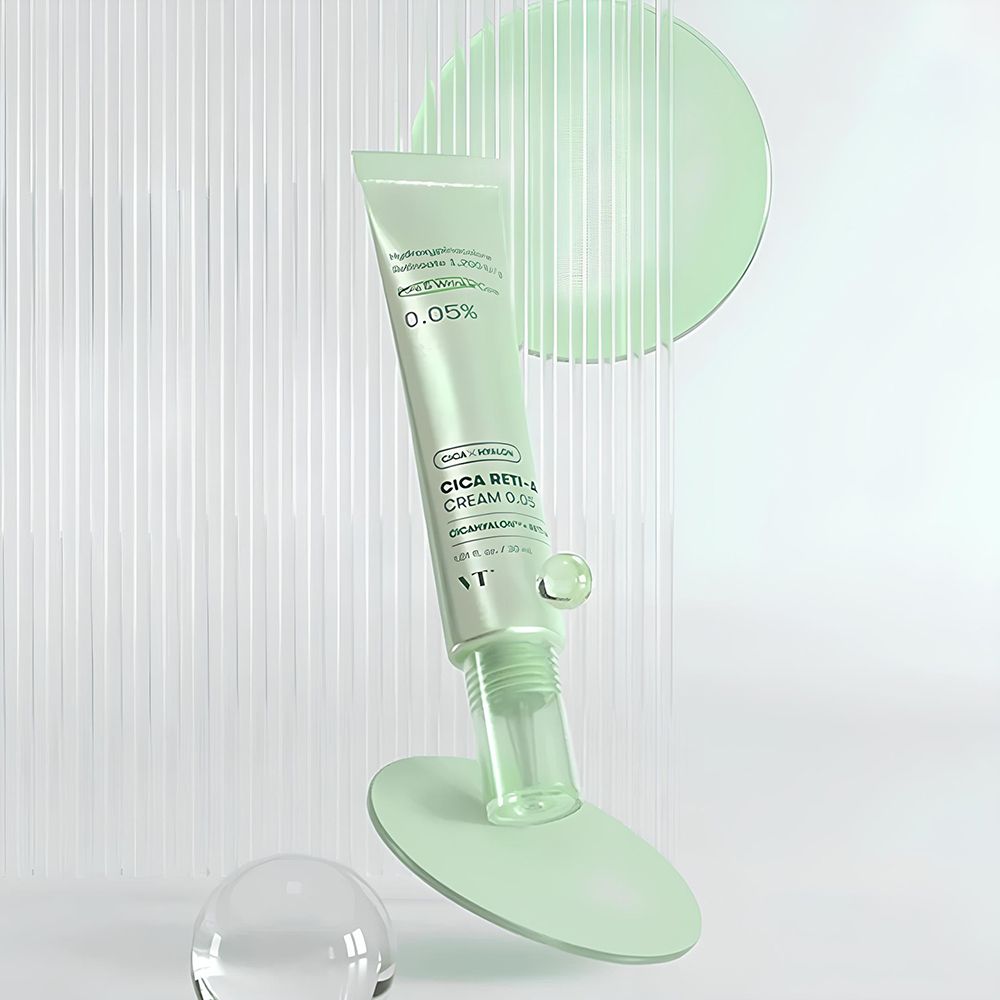 Tubo verde VT Cosmetics Cica Reti-A Cream 0.05 sospeso. Scritta: 0.05%. Elementi trasparenti sullo sfondo.