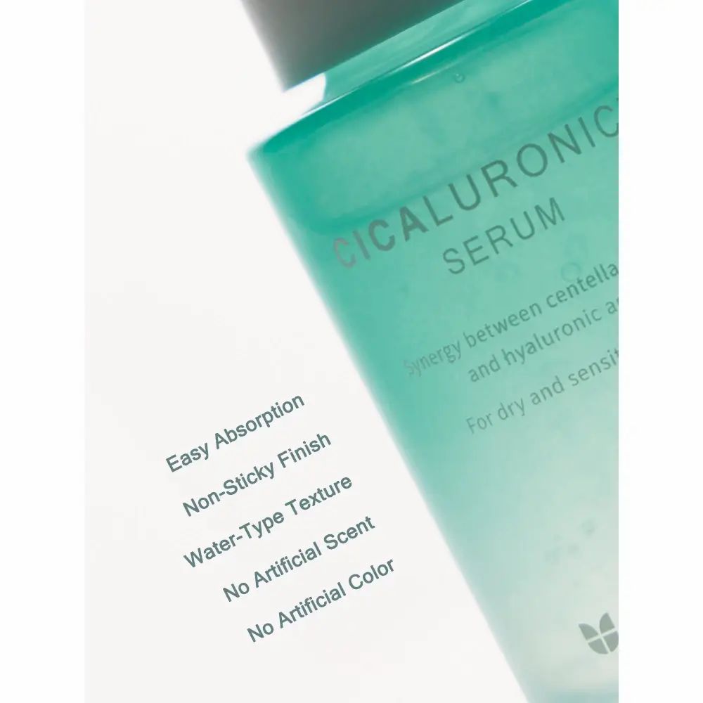 Flacone di siero verde. Scritta: Cicaluronic Serum. Caratteristiche: facile assorbimento, non appiccicoso, texture acquosa.