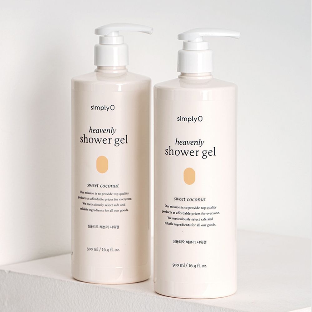 Due flaconi beige di gel doccia SIMPLYO Heavenly Sweet Coconut con dosatori bianchi. Testo: sweet coconut, 500 ml/16.9 fl. oz.