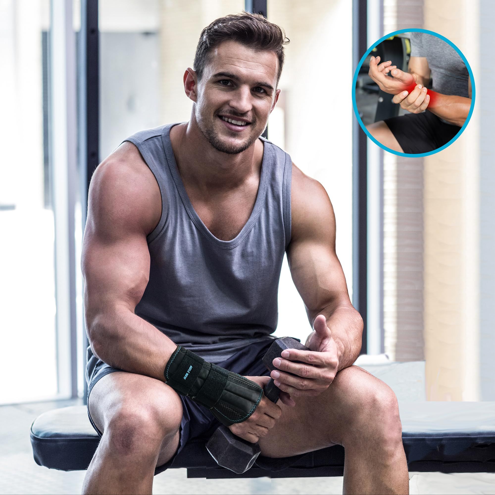 Uomo con tutore per polso. Nero, con velcro. Testo: AGILE NOW. In background: palestra. Inset: polso.