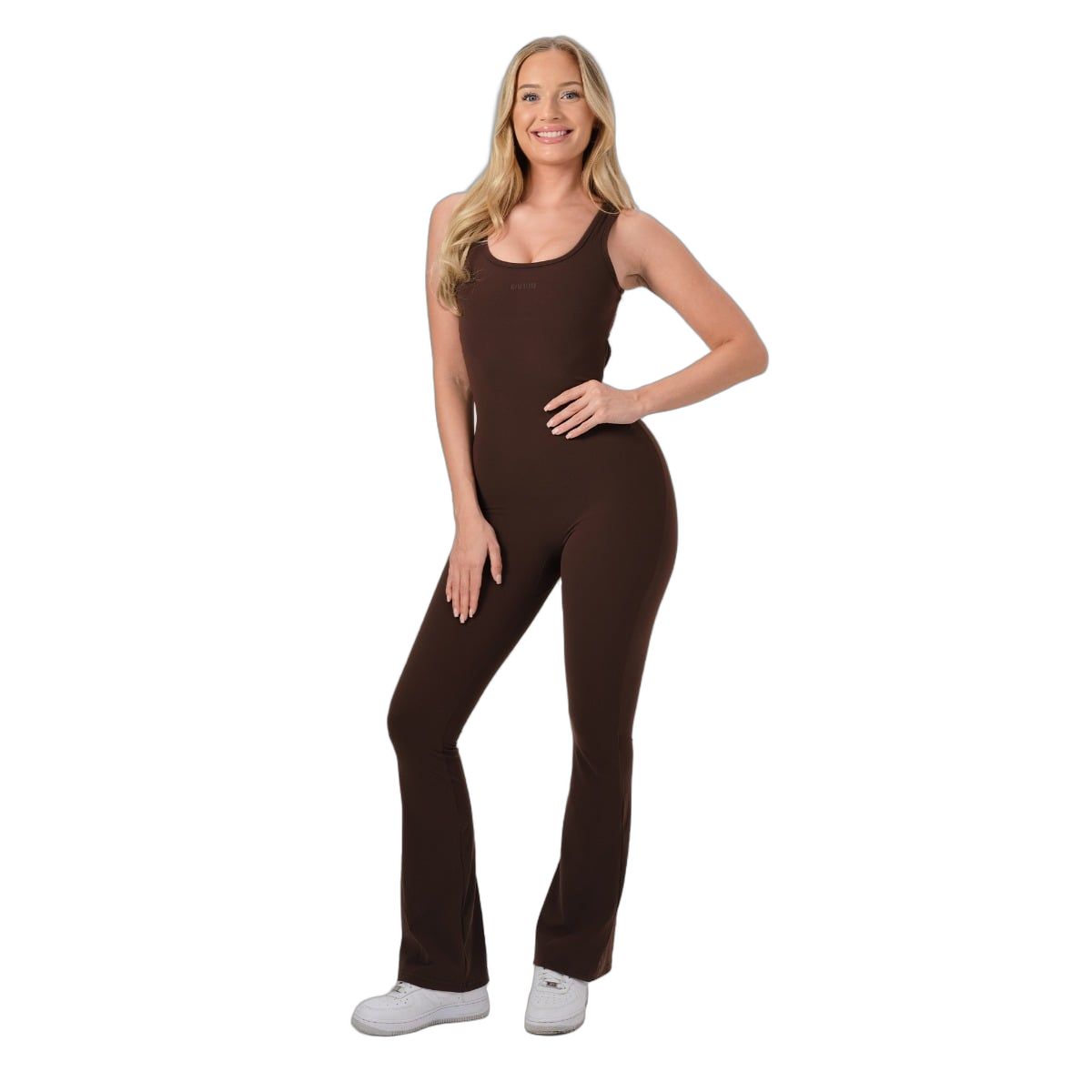 Tuta marrone scuro da donna, senza maniche, slim fit, con gamba svasata.