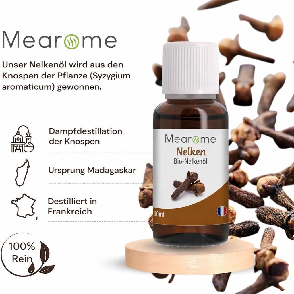 Flacone di vetro marrone con tappo bianco. Etichetta con nome del prodotto e chiodi di garofano. Bandiera francese. Base in legno.