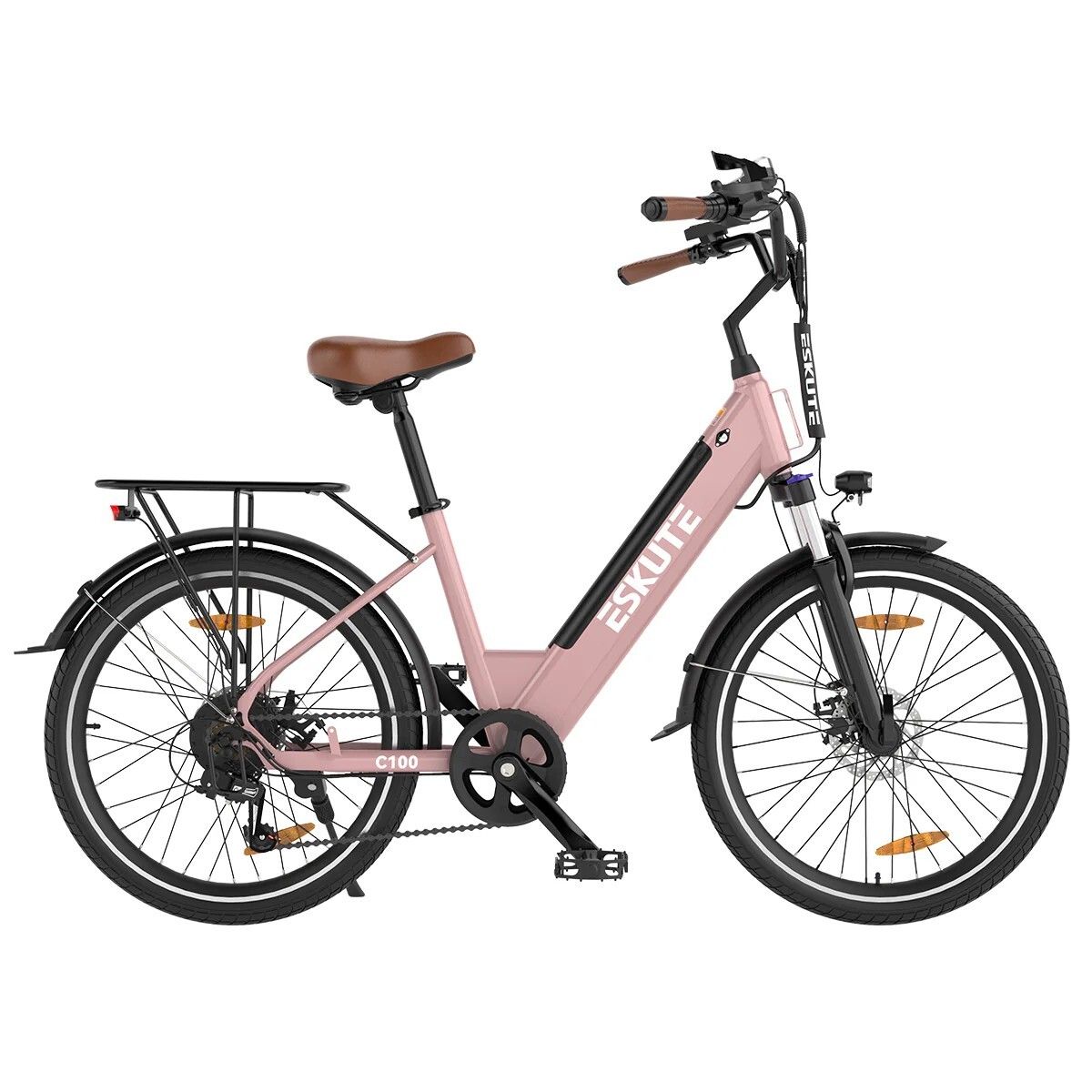 Bicicletta elettrica rosa con sella e manopole marroni. Portapacchi posteriore. Parafanghi e pneumatici neri. Marchio ESKUTE.