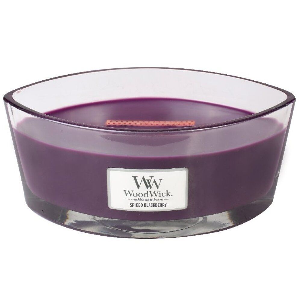 Candela Ellisse, cera viola in contenitore di vetro. Stoppino in legno visibile. Etichetta 'Spiced Blackberry'. Logo WW.