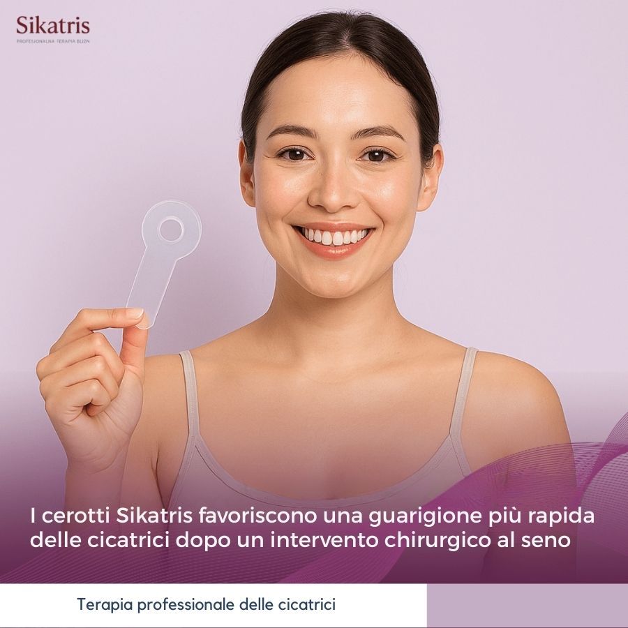 Donna tiene un cerotto. Testo: Sikatris. Terapia professionale delle cicatrici. Donna sorridente.