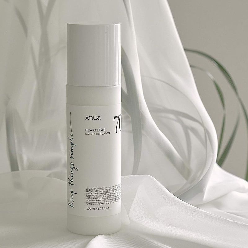 Flacone di lozione bianco davanti a tessuto bianco. Scritta: Anua, Heartleaf Daily Releaf Lotion, 70%. Testo: Keep things simple.