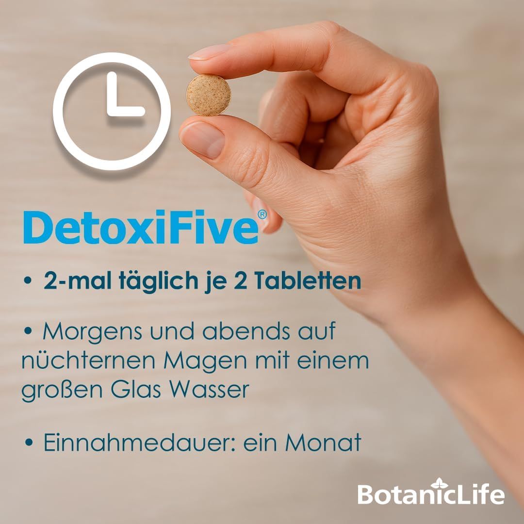 Mano tiene una compressa. Testo: DetoxiFive, 2 compresse due volte al giorno, mattina e sera a stomaco vuoto, durata: un mese.