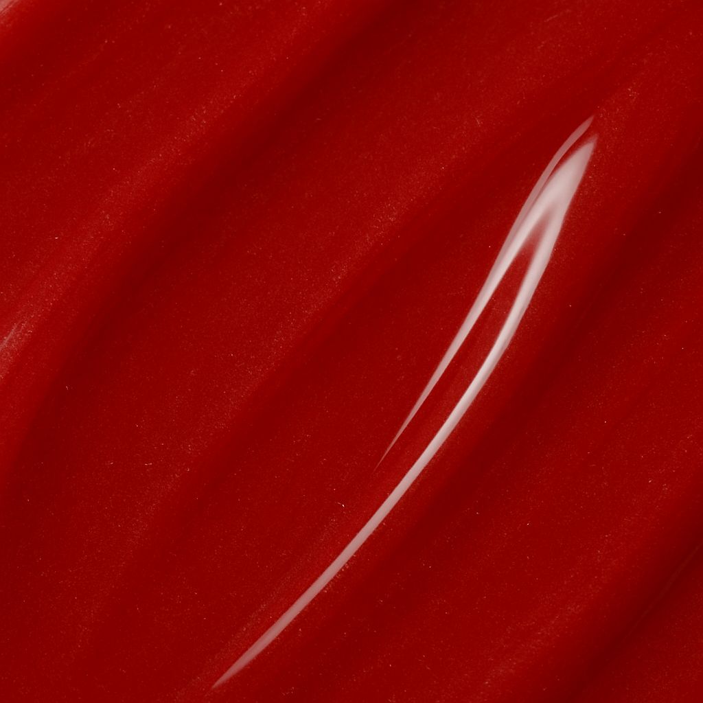 Campione di lucidalabbra rosso lucido. Un riflesso bianco evidenzia la texture.
