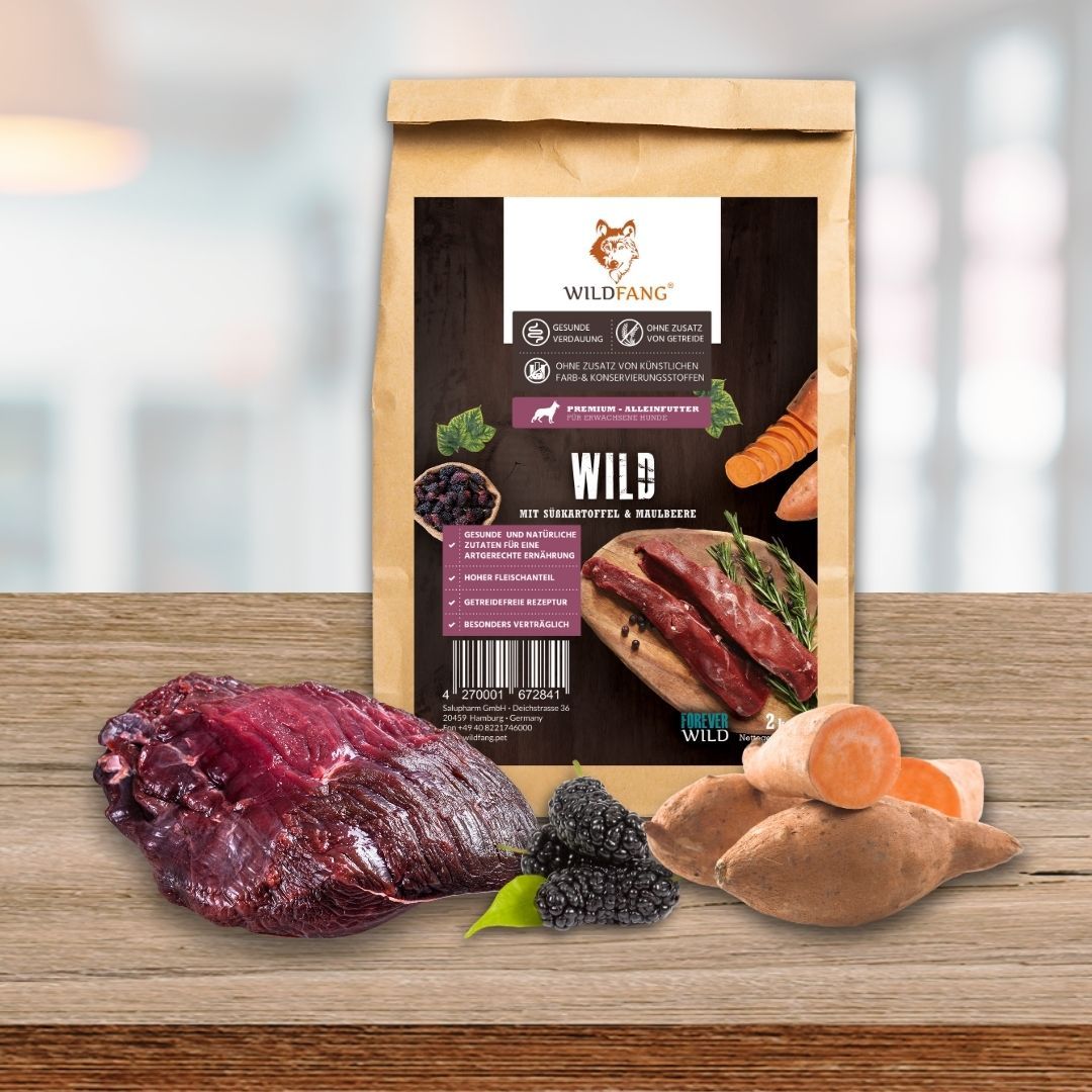 Sacchetto di cibo per cani. Marchio: WILDFANG. Testo: Selvaggina con patata dolce e mora. Ingredienti: carne di selvaggina, patata dolce, mora.